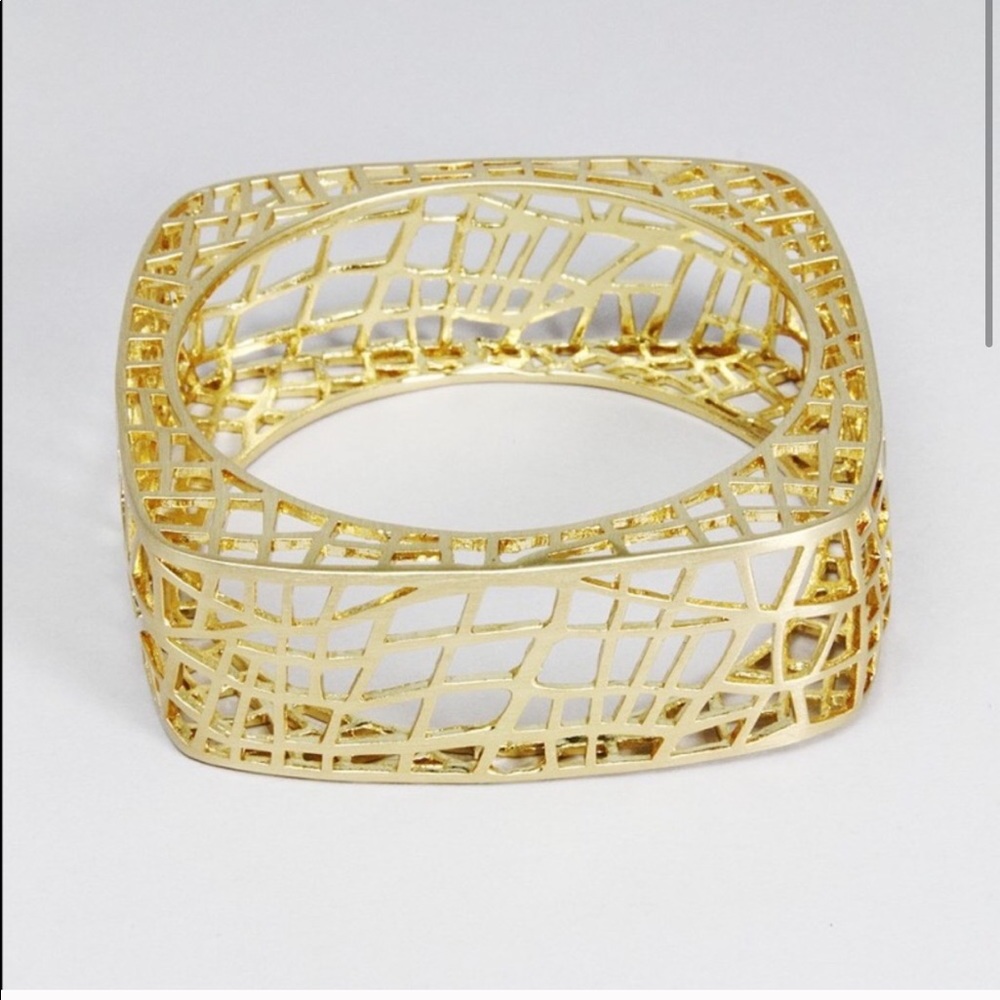 NWOT JEWELMINT 24K GOLD INTRICATE BANGLE